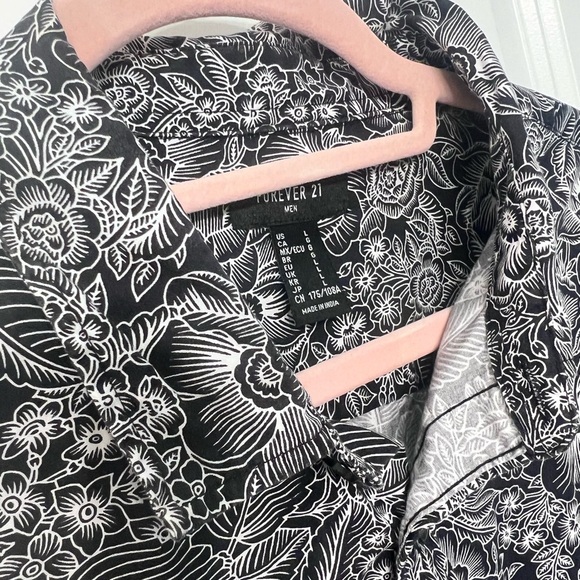 Forever 21 Monochrome Floral Men's Shirt - Picture 4 of 7